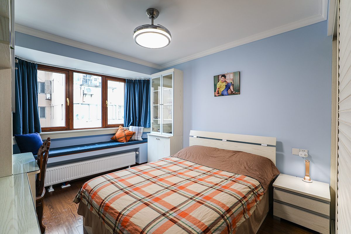 兒童房因為是男孩住整體風格是淡藍色為主，凸顯出男孩特有的青春活力像藍天，像大海，暖氣片上利用起來做飄窗，既美觀，又實用。
