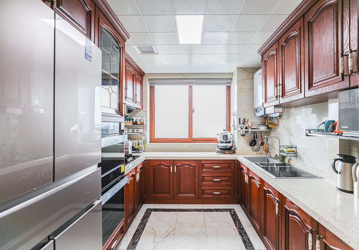 廚房實木門板凸顯美式田園濃郁風情，現代化電器蒸箱烤箱，洗碗機融洽其中讓生活更便利。        美式風格最適合三代同堂，美式不似中式那么中規中矩，不像現代那般色調黑白分明，更不像歐式那般富麗堂皇，色調上既讓老人能接受，家具上也能讓年輕人追求舒適和美式家具特有的復古風情。
