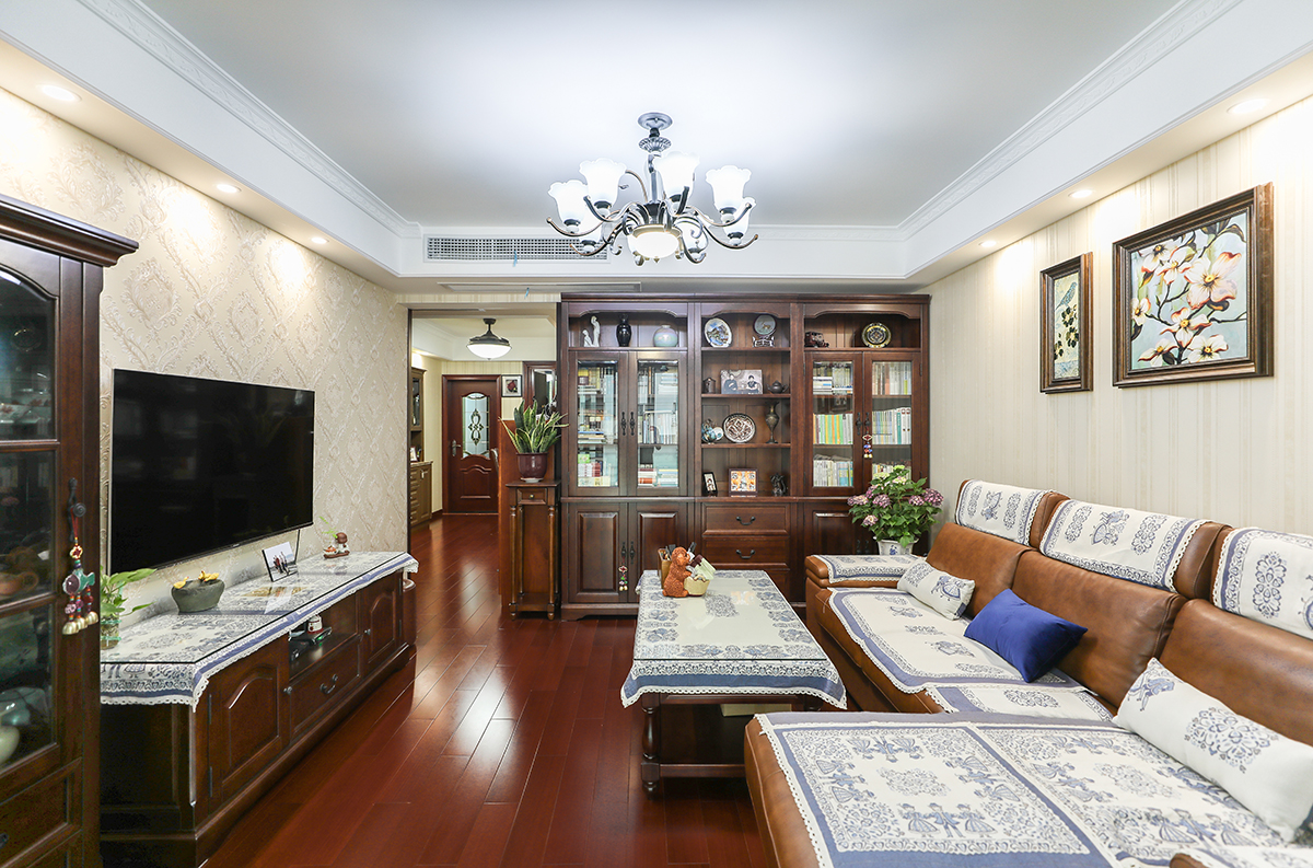 中央空調的選擇，在滿足業主生活的舒適性和美觀性又讓整個房屋裝修更提升價值。在家具的選擇上注重家具的實用性，不要華而不實只重式樣，不看使用效果。所以，購進家具時也是充分考慮自己的實際生活需要.
