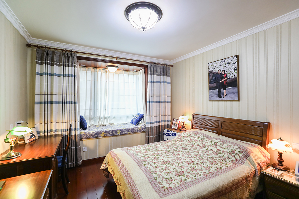 臥室布置較為溫馨，作為主人的私密空間，主要以功能性和實用舒適為考慮的重點，多用溫馨柔軟的成套布藝來裝點。風格色彩搭配較為單一，沒有過多的靚麗的色彩，整體給人感覺非常的明亮，讓人一眼看上去非常的溫暖。在淺色條件下，可以選擇一些深色裝飾品來裝飾。
