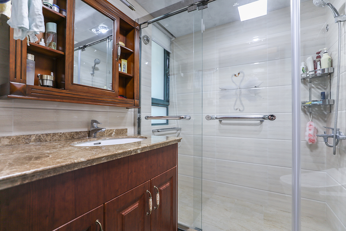 衛生間定制了適合尺寸的浴室柜，可以挑選符合自己風格和喜好的臺面材質和顏色，業主使用下來的感受是這個浴室柜相當實用，里面可以大量儲藏衛生間的物品，臺面也是有很大的空間放置物品。
