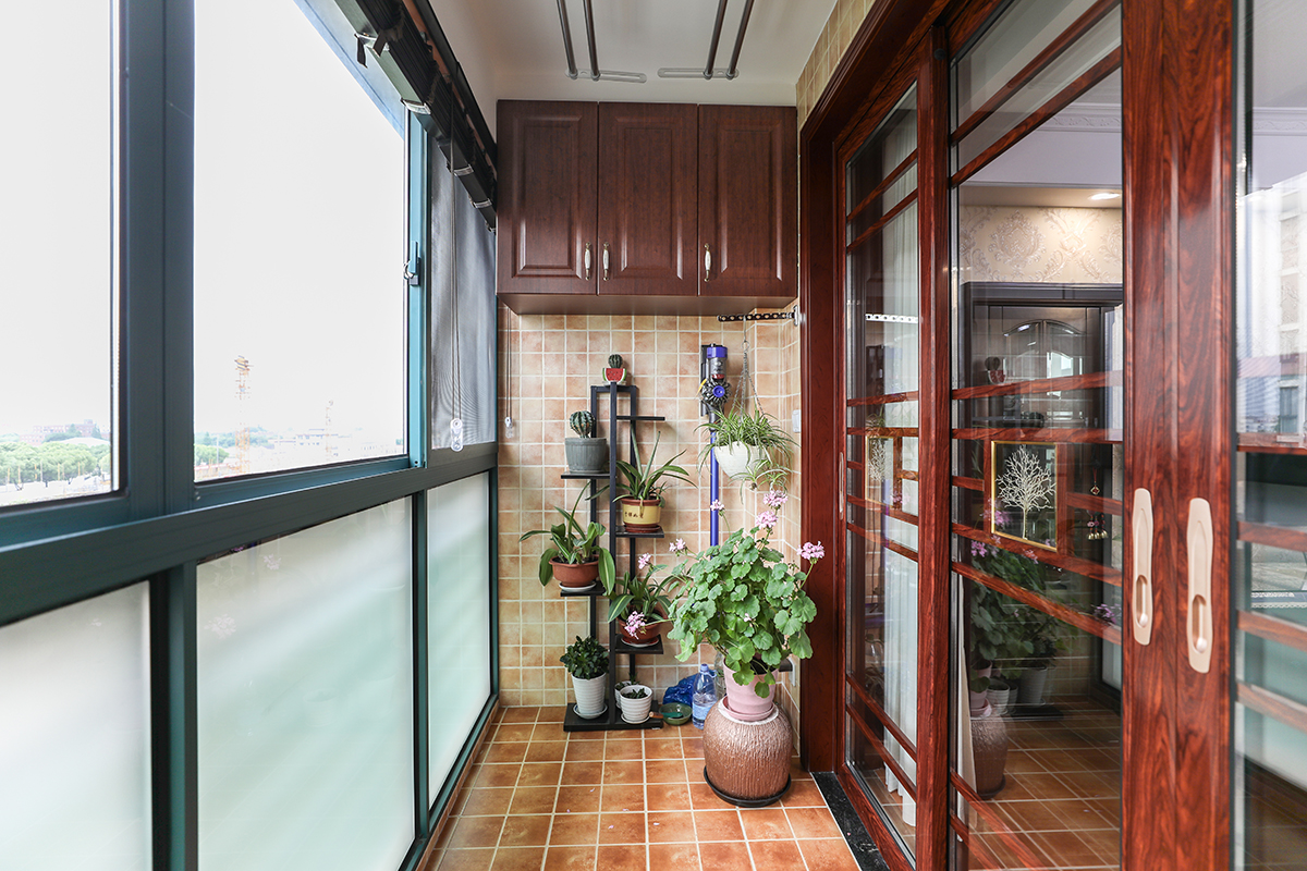 陽臺墻地磚選擇了復古的仿古磚，陽臺柜的打造可以滿足陽臺的日常儲物。
