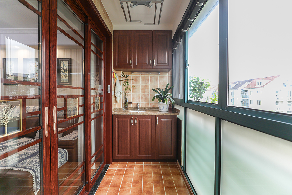 陽臺柜的設計又結合了臺盆柜的功能，業主喜歡在家閑暇時光養養花，這樣也方便了陽臺小物品的清洗，節省了到廚房衛生間接水的時間。