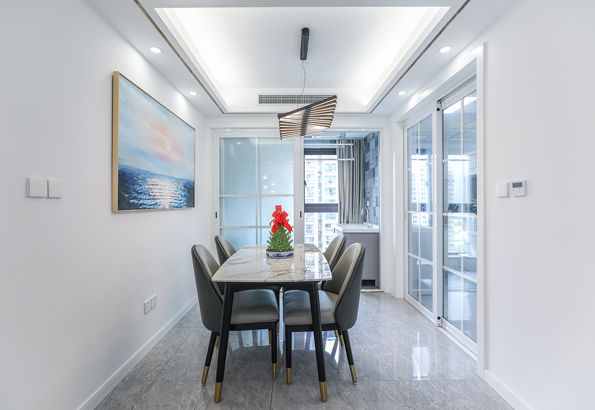 餐廳：餐廳和客廳的融合，無論室色彩，硬裝，配飾，燈具等等，都達到了非常程度上的美感。
