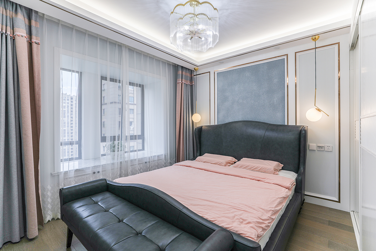  主臥：簡潔明亮的背景墻木飾面線條，灰褐色的硅藻泥背景墻，高級灰的床鋪，金屬元素及軟裝配飾，已經室這個空間配飾里不可缺少的元素了，極簡，奢華，高雅，平和，不失貴族氣息，但又顯得如此的低調。
