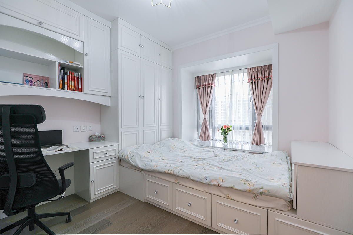 兒童房：由于建筑設計的原因，兒童房在這個空間顯得有些狹小，最終考慮到功能性和實用性，還是使用榻榻米的設計效果，日式與現代的結合，窗簾和墻面的呼應，
