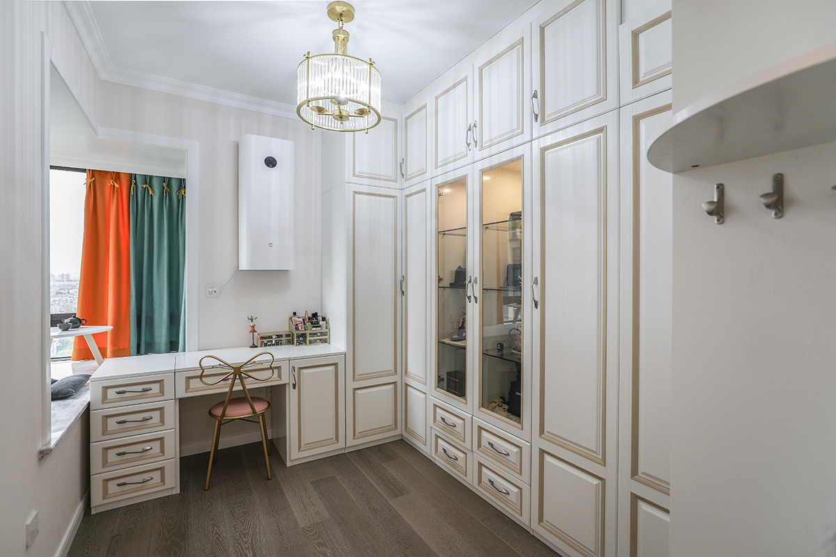 衣帽間：空間的儲物功能在設計者十分重要，特別是年輕的客戶，衣帽間是必備的空間，除了色彩和軟裝上與整體空間的呼應，內部空間的設計要求也十分講究，比如梳妝臺及包包展示柜。
