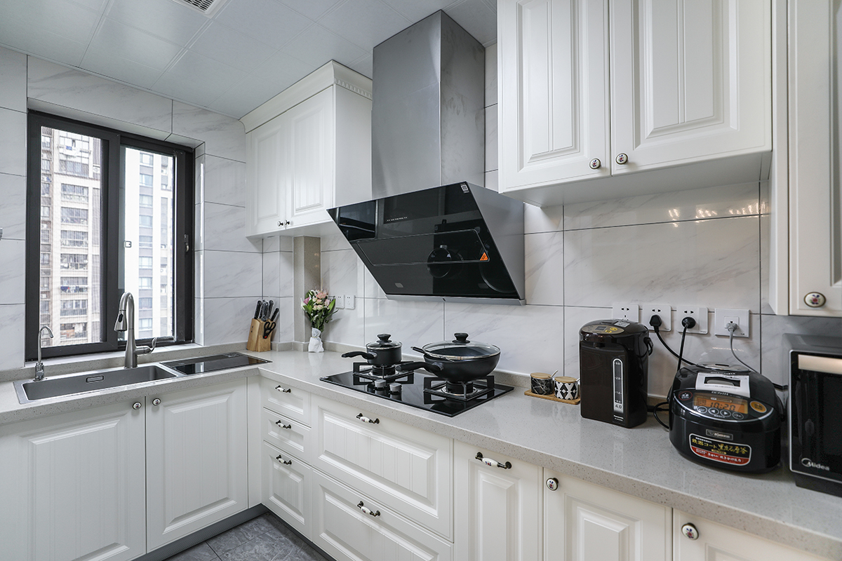  廚房：取其精髓，奢華貴氣，與端莊秀麗結合，打造奢華主義風格，不限于任何裝修元素和色彩，經過自行創新，讓空間氣氛更加多元化。
