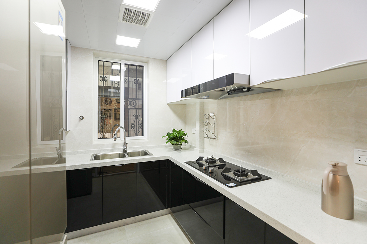 淡雅的色彩、柔和的光線、華貴的線腳、精致的餐椅加上安寧的氛圍、高雅的舉止等等共同構(gòu)成了西式餐廳的特色。
