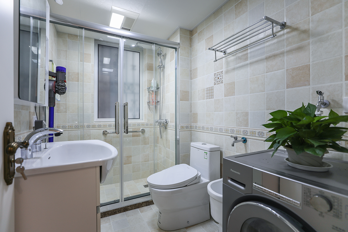  在歐式風(fēng)格的臥室設(shè)計中我們采用了非常華麗的感覺來將其的優(yōu)雅氣質(zhì)散發(fā)出來。運用了傳統(tǒng)風(fēng)格的歐式效果來展現(xiàn)出它的魅力，在臥室的家具配置上盡量采用多功能的家具，既能很好的揮發(fā)出它的功能，也能作為一個很好的裝飾有的更能多使用功能，這樣的歐式臥室更能體會出它的柔美。也能讓歐式的浪漫情愫體現(xiàn)。