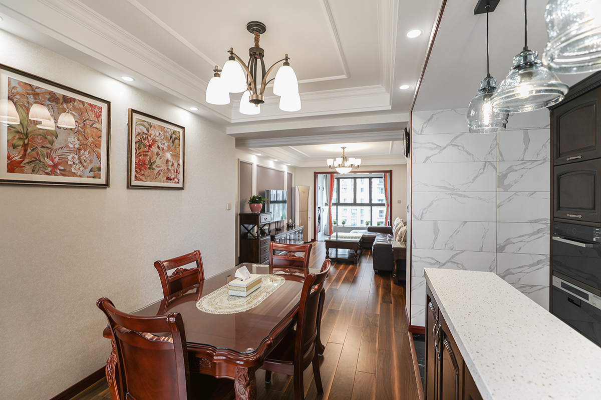 餐廳沒有過多的裝飾，通過頂面線條層次分明，通過裝飾畫來凸顯。
