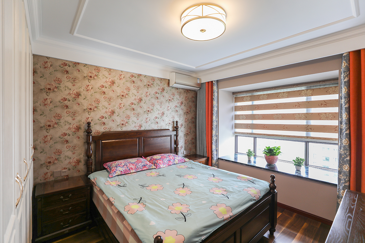 主臥床頭通過小碎花墻紙的點綴，使得整個空間飽滿舒適。
