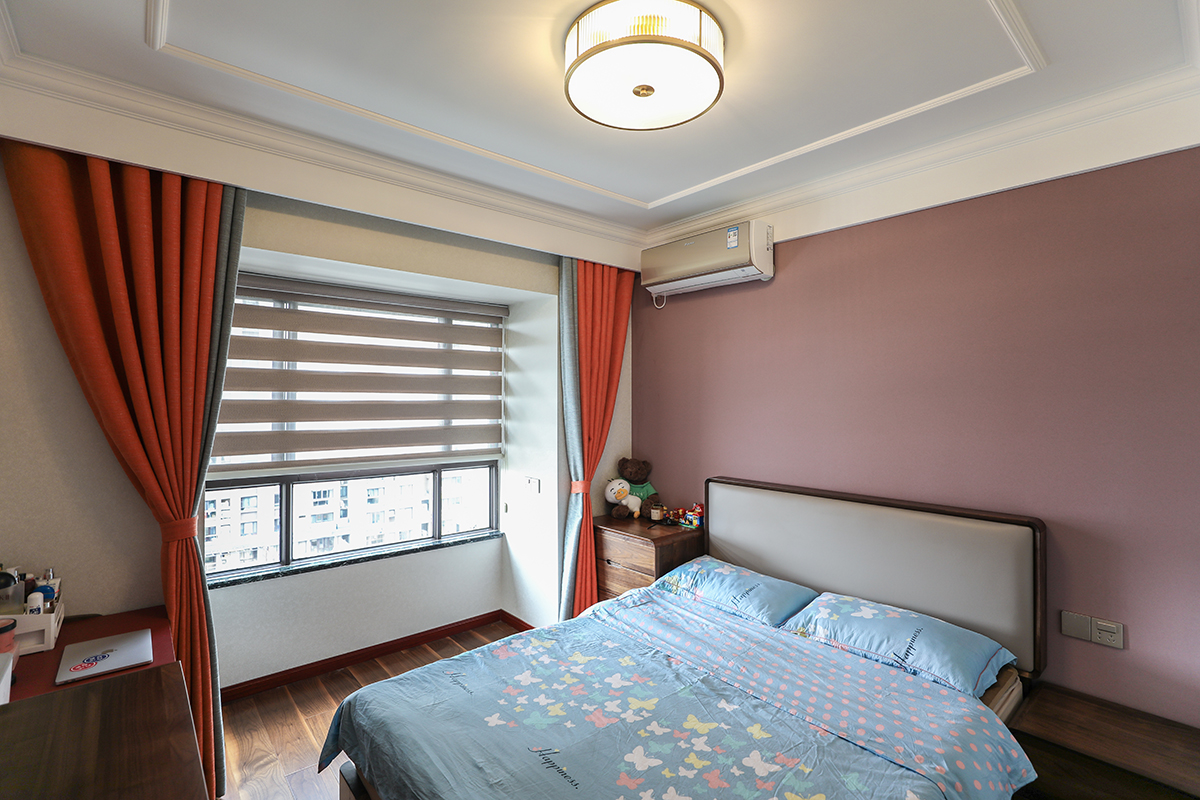 次臥因為空間不大，將飄窗處拆除，延伸空間感。
