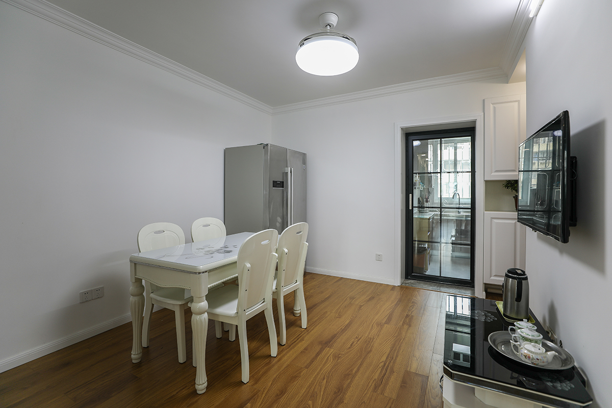 老人更要注重生活品質(zhì)，在餐廳也放置電視柜、壁掛電視，在就餐時(shí)也不會(huì)錯(cuò)過(guò)新聞，色調(diào)上干凈清爽，造型上簡(jiǎn)潔大方，屏棄過(guò)多的裝飾柜，空間上寬闊很多。
