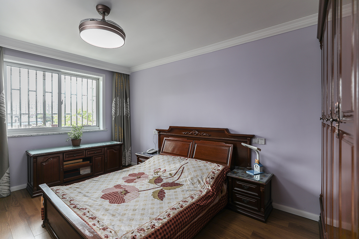 臥室采用深色實(shí)木衣柜、實(shí)木床以及五斗柜，穩(wěn)重端莊，墻面采用粉柴色，使整個(gè)空間時(shí)尚不呆板，有深有淺，色調(diào)和造型上又美觀得體，時(shí)尚大氣，不失韻味。 
