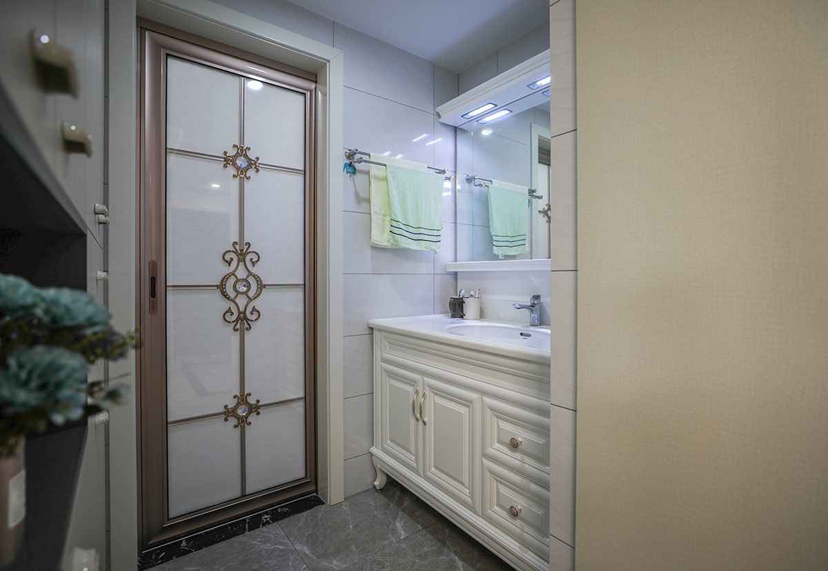 深色衛(wèi)生間地磚配以白色墻磚空間層次更分明。