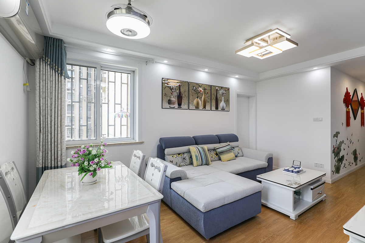 餐廳背景墻十分簡單，用了簡潔的皓月白涂料做配合處理，客廳茶幾和電視機柜和餐桌椅的顏色呼應，同色系的餐桌在淺色的空間恰到好處融入其中，讓空間的感受更為整體并且相互之間有一些聯系。
