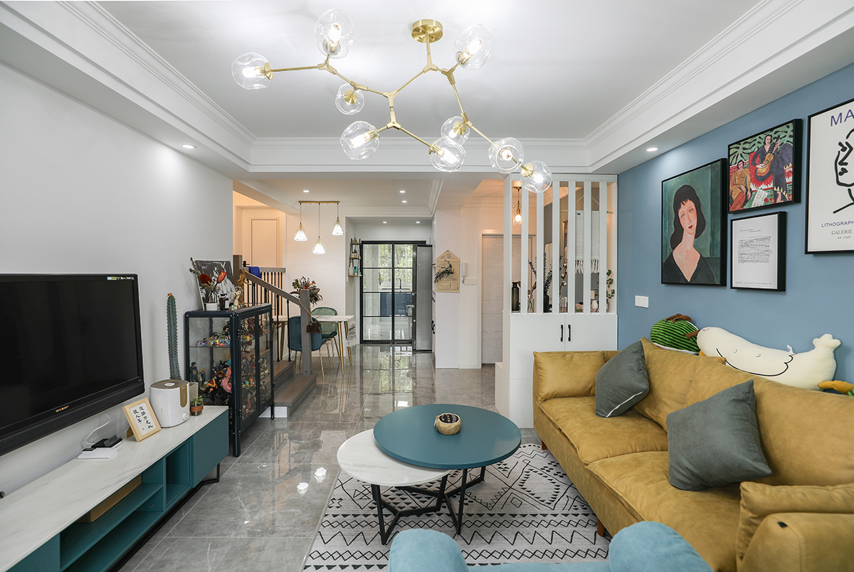 這種風(fēng)格主要以黑白搭配為主，給人一種簡(jiǎn)單干凈、動(dòng)力十足的感覺(jué)。在設(shè)計(jì)上結(jié)合了人與自然、社會(huì)還有環(huán)境，體現(xiàn)出了綠色環(huán)保的設(shè)計(jì)理念，并且也非常注重家具的功能設(shè)計(jì)，一切設(shè)計(jì)都以簡(jiǎn)化為主。
