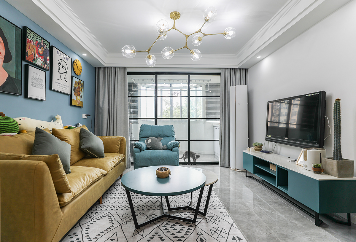 這種風(fēng)格主要以黑白搭配為主，給人一種簡(jiǎn)單干凈、動(dòng)力十足的感覺(jué)。在設(shè)計(jì)上結(jié)合了人與自然、社會(huì)還有環(huán)境，體現(xiàn)出了綠色環(huán)保的設(shè)計(jì)理念，并且也非常注重家具的功能設(shè)計(jì)，一切設(shè)計(jì)都以簡(jiǎn)化為主。
