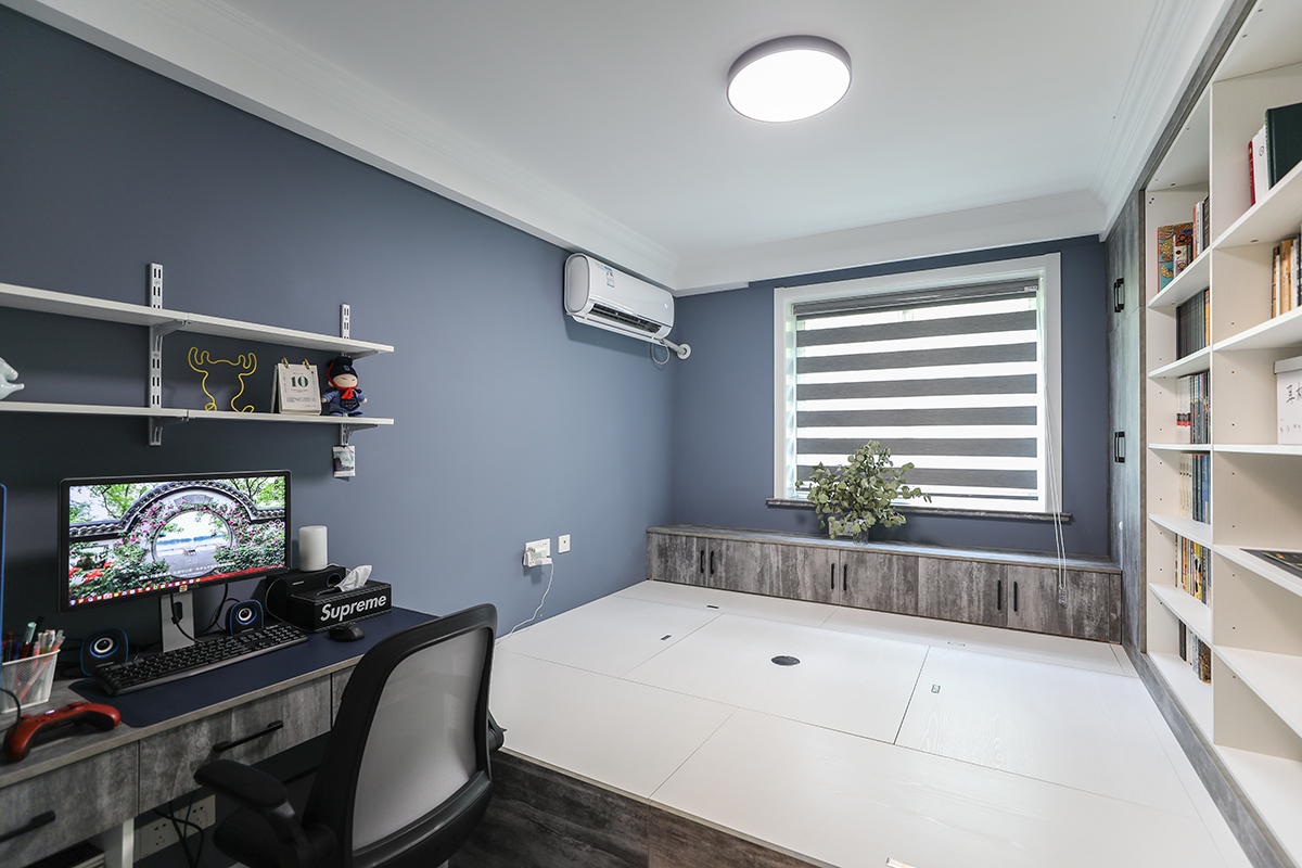 臥室的面積不能設(shè)計(jì)的過(guò)大，主要考慮的是使用功能，一般都會(huì)把臥室安排在居室的末端，這樣有利于保護(hù)主人的隱私。
