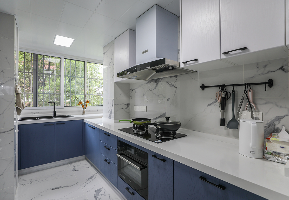 因?yàn)閺N房是油煙最多的地方，所以在裝修時(shí)，必須注意它的采光度與通風(fēng)性，在布局時(shí)候一定要注意這兩點(diǎn)，并且廚具的擺放還管道的布局也要合理的進(jìn)行布局，這樣便于日后的使用。
