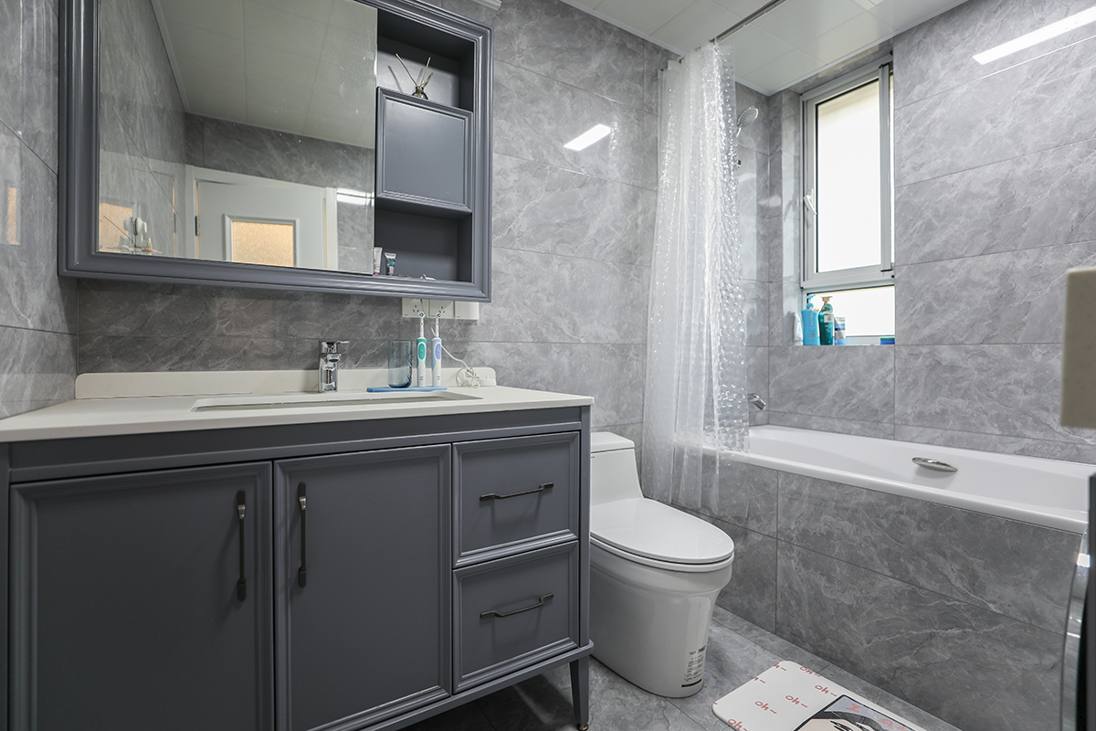 地面材料選擇在有水的情況下都不會(huì)打滑的防滑磚。干濕分區(qū)，即便是很小的衛(wèi)生間，合理設(shè)置也可以實(shí)現(xiàn)，選擇吸力強(qiáng)的排風(fēng)扇以便于吸走衛(wèi)生間內(nèi)的濕氣，考慮把洗手臺(tái)做大，然后把梳妝臺(tái)設(shè)置在這里，這樣早上起來(lái)梳洗打扮的時(shí)候會(huì)非常方便。
