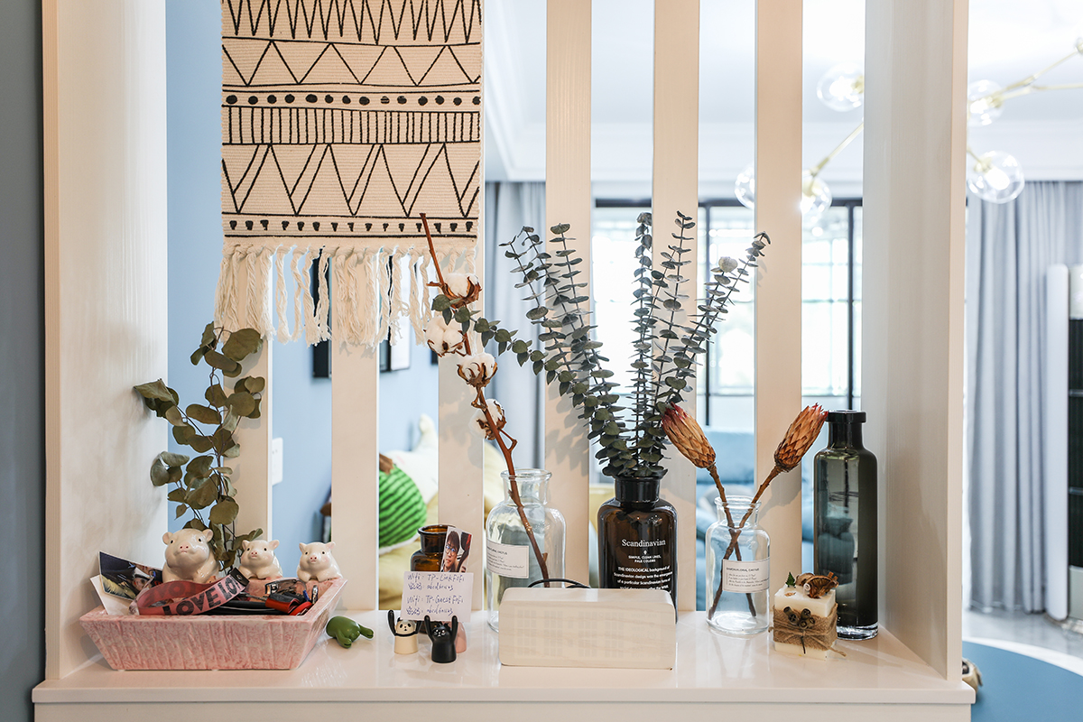 如圖白色、藍(lán)色、黑色燈，適量的進(jìn)行搭配和以最大的限度呈現(xiàn)潔凈而舒適的氛圍。入戶門(mén)進(jìn)來(lái)便是小小的玄關(guān)區(qū)。
