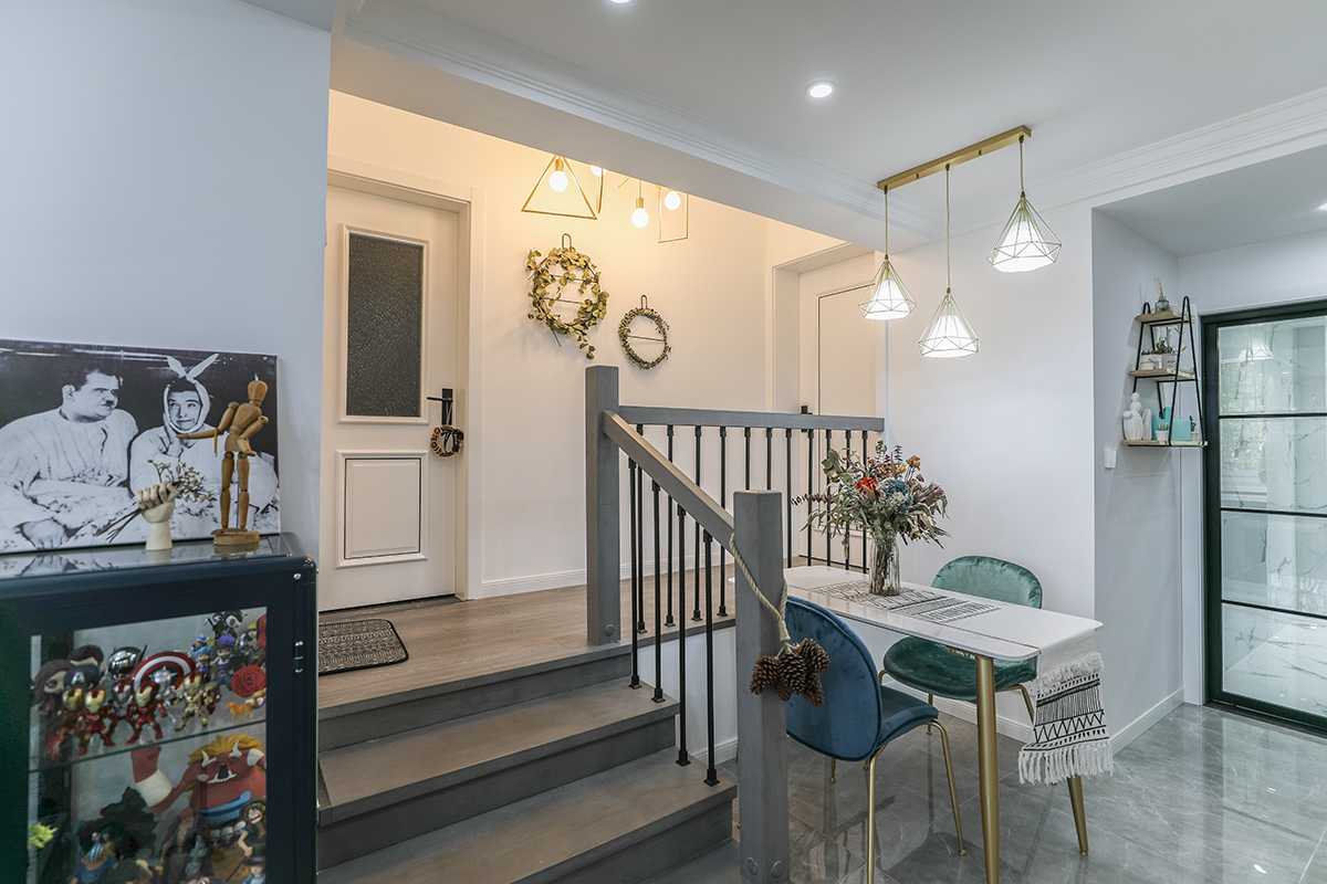 如圖白色、藍(lán)色、黑色燈，適量的進(jìn)行搭配和以最大的限度呈現(xiàn)潔凈而舒適的氛圍。入戶門(mén)進(jìn)來(lái)便是小小的玄關(guān)區(qū)。
