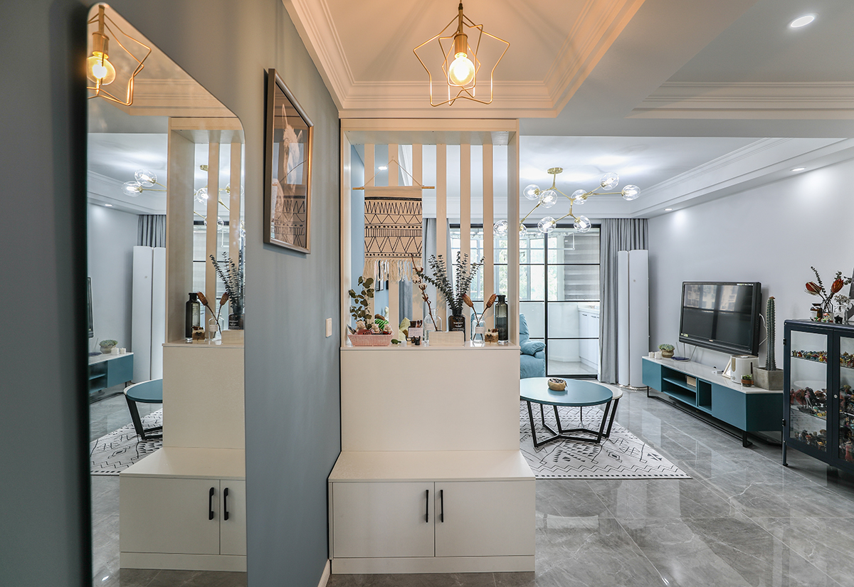 如圖白色、藍(lán)色、黑色燈，適量的進(jìn)行搭配和以最大的限度呈現(xiàn)潔凈而舒適的氛圍。入戶門(mén)進(jìn)來(lái)便是小小的玄關(guān)區(qū)。