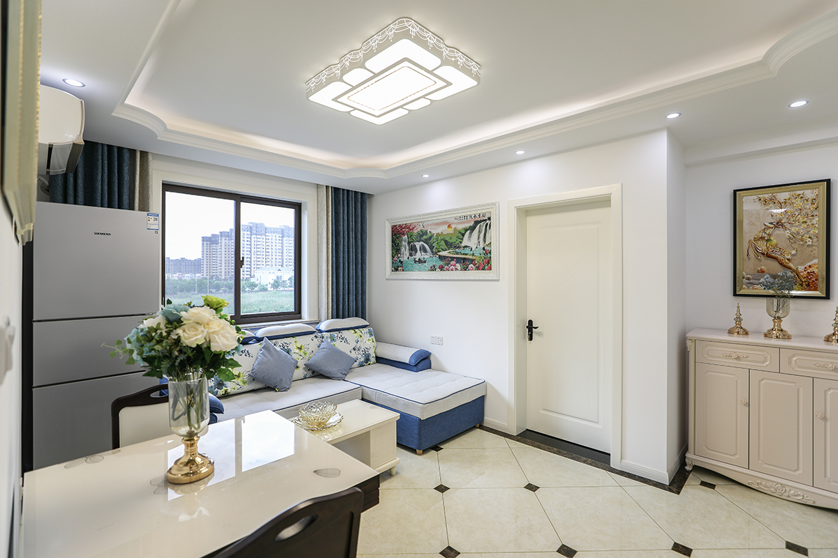 客廳整體風格清爽，明朗，以白色，米黃色為主，展現歐式的柔美。地面拼花角凸顯簡歐風格特點，讓地面不在單調，增減空間層次，吊頂采用經典的弧線形，讓吊頂不單一沉悶，具有層次感。 
