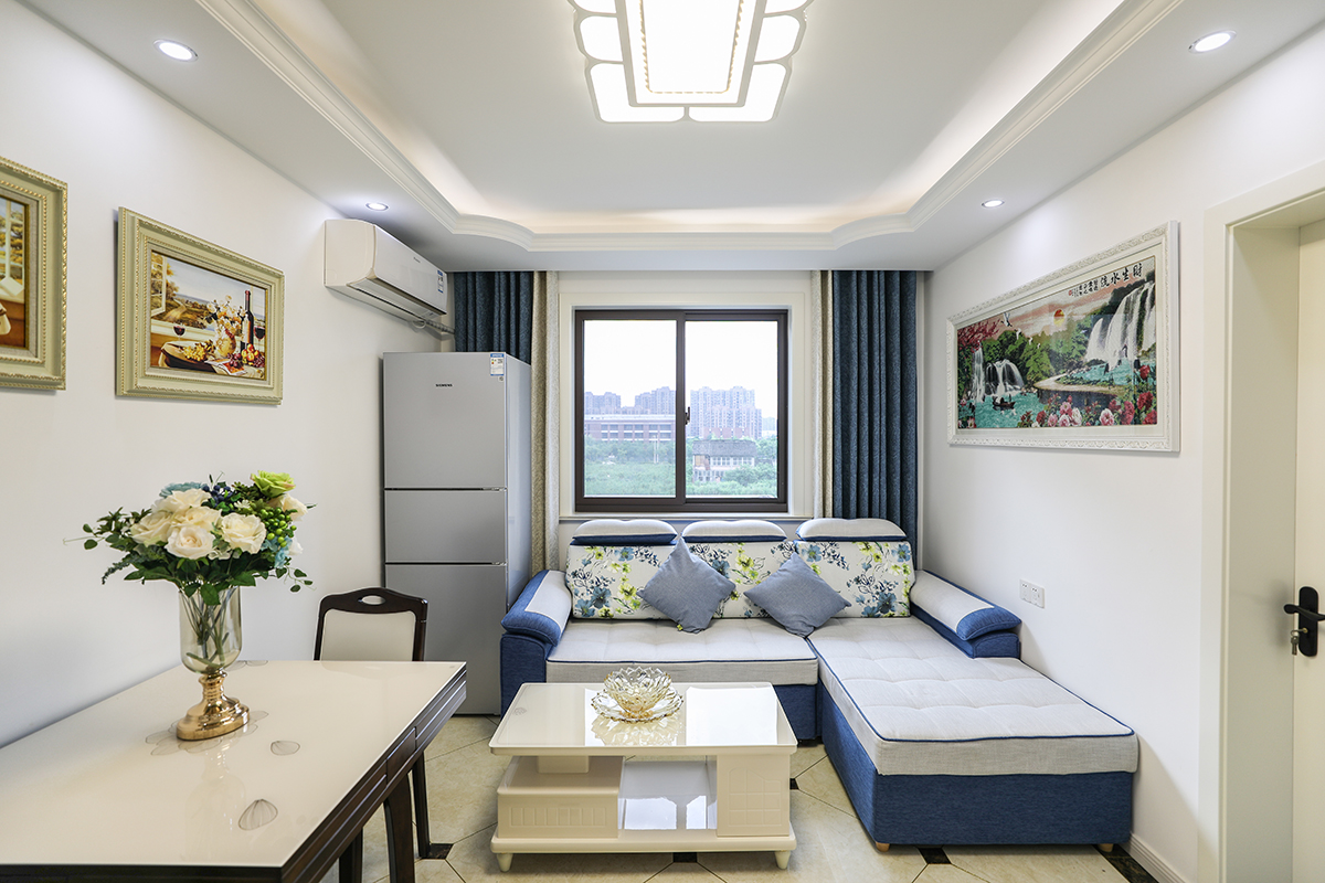 客廳整體風格清爽，明朗，以白色，米黃色為主，展現歐式的柔美。地面拼花角凸顯簡歐風格特點，讓地面不在單調，增減空間層次，吊頂采用經典的弧線形，讓吊頂不單一沉悶，具有層次感。 
