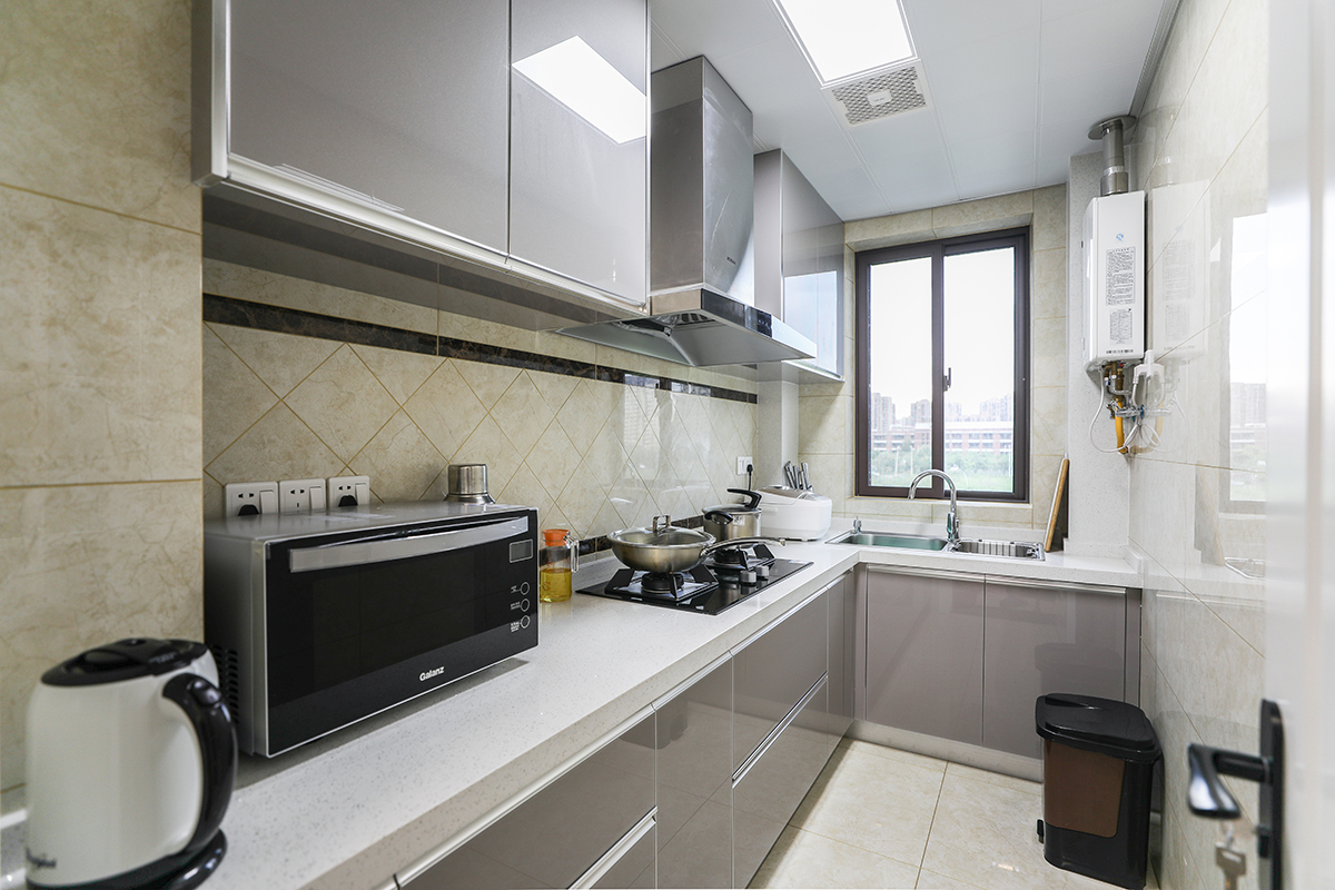 廚房淡咖啡色晶剛板，白色石英石顏色清爽，材質好打理，菱形腰線鋪貼增加了層次。
