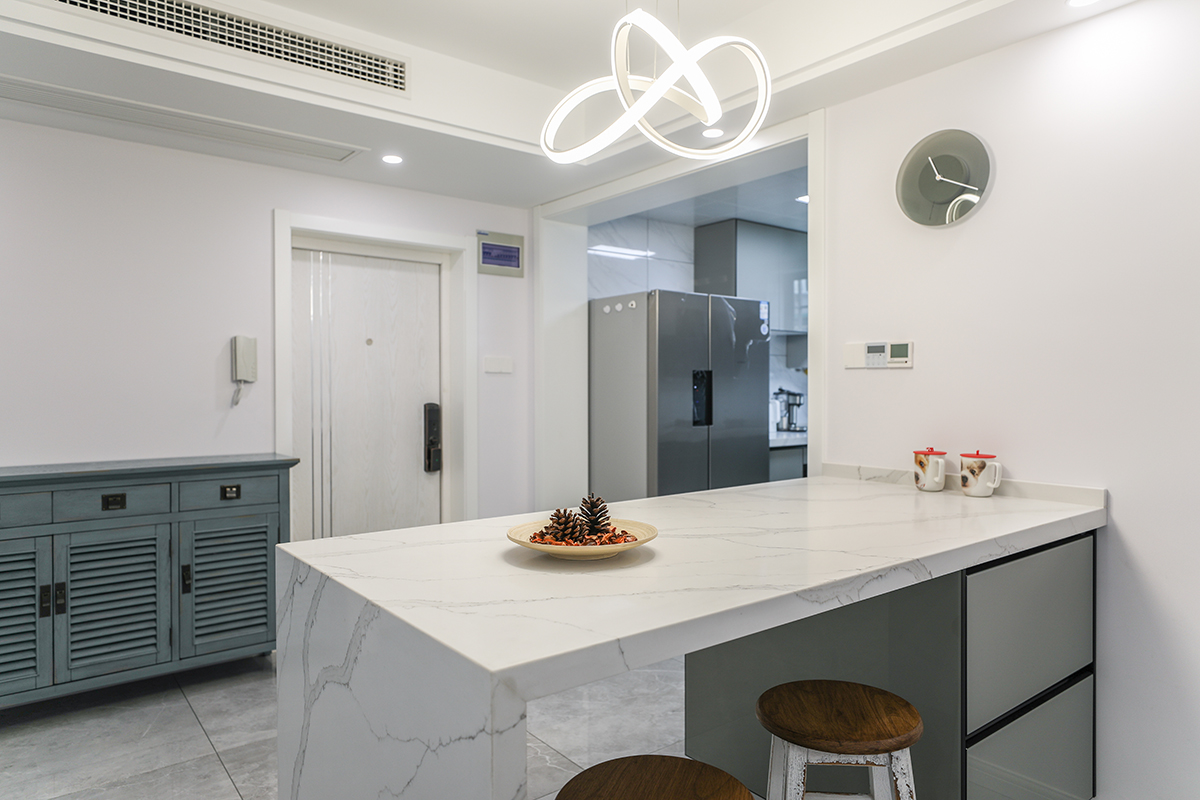 鞋柜選擇的是這種作舊的藍(lán)色，地面則是用灰色的瓷磚裝飾，中間擺放大理石的操作臺(tái)，很現(xiàn)代的感覺。
