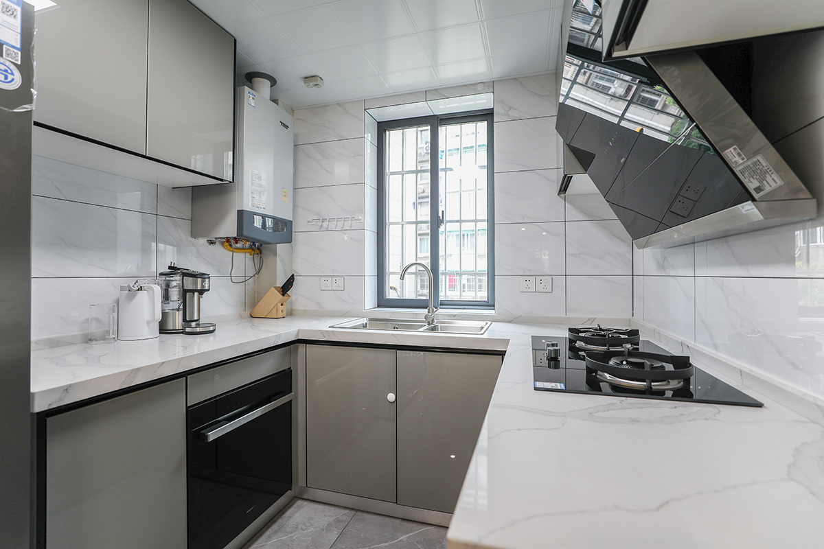 大理石瓷磚灰色的櫥柜更廚房看著更簡(jiǎn)約大方。
