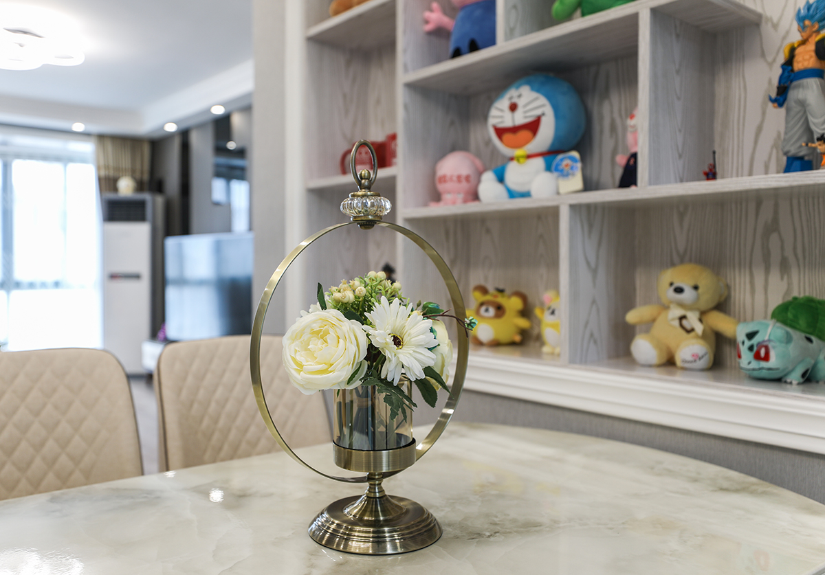 作為馬上步入婚姻的一對金童玉女，也作為90后的年輕人，更喜歡現代感十足的裝修風格， 客廳采用了現代簡約的造型，以及近幾年主打的灰色系，簡單大氣的同時，又溫馨而別致，錯落硬包鏡面背景墻，給了整個空間生動的靈魂，和玩趣， 餐廳作為家庭裝修的重中之重，大氣的同時，不失溫馨
