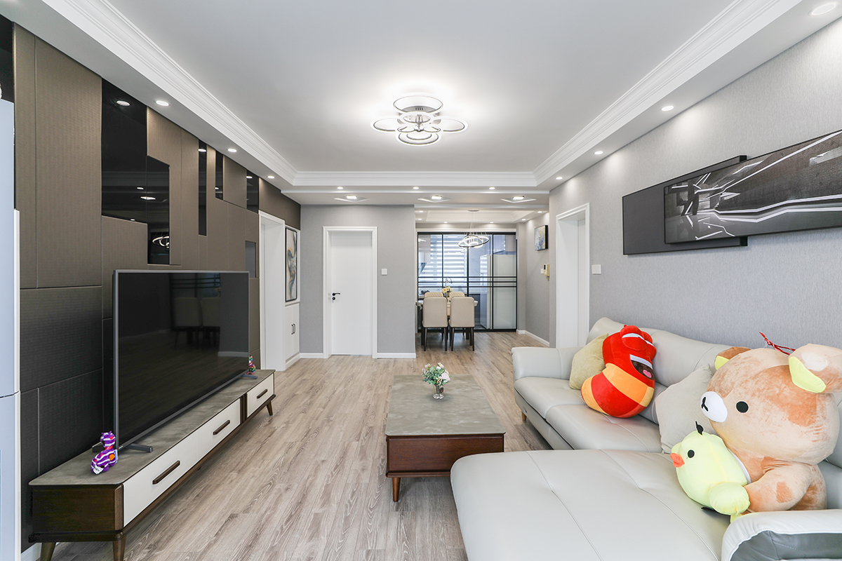 作為馬上步入婚姻的一對金童玉女，也作為90后的年輕人，更喜歡現代感十足的裝修風格， 客廳采用了現代簡約的造型，以及近幾年主打的灰色系，簡單大氣的同時，又溫馨而別致，錯落硬包鏡面背景墻，給了整個空間生動的靈魂，和玩趣， 餐廳作為家庭裝修的重中之重，大氣的同時，不失溫馨
