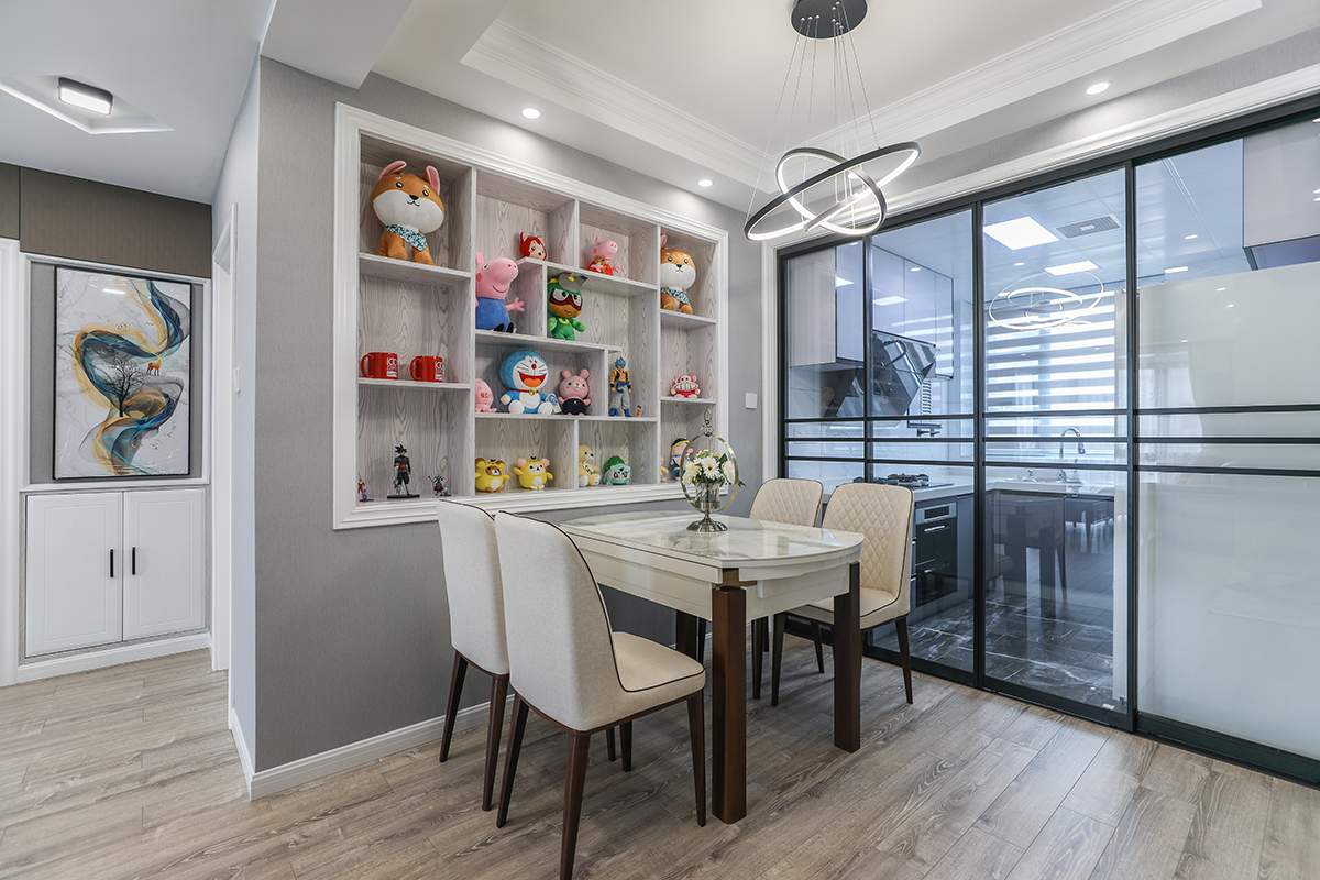 作為馬上步入婚姻的一對金童玉女，也作為90后的年輕人，更喜歡現代感十足的裝修風格， 客廳采用了現代簡約的造型，以及近幾年主打的灰色系，簡單大氣的同時，又溫馨而別致，錯落硬包鏡面背景墻，給了整個空間生動的靈魂，和玩趣， 餐廳作為家庭裝修的重中之重，大氣的同時，不失溫馨
