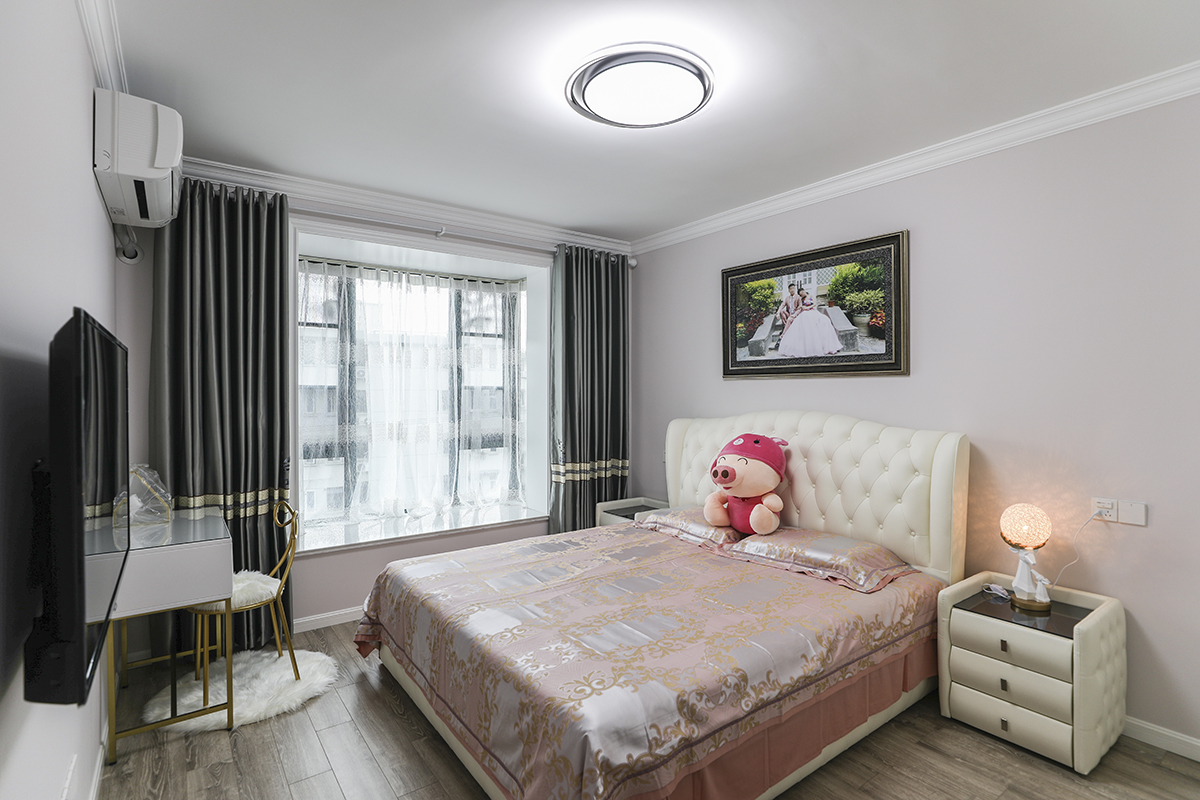 家里的主臥，也是這對年輕人的婚房，淡淡的粉色，也象征著兩個人美好的愛情 
