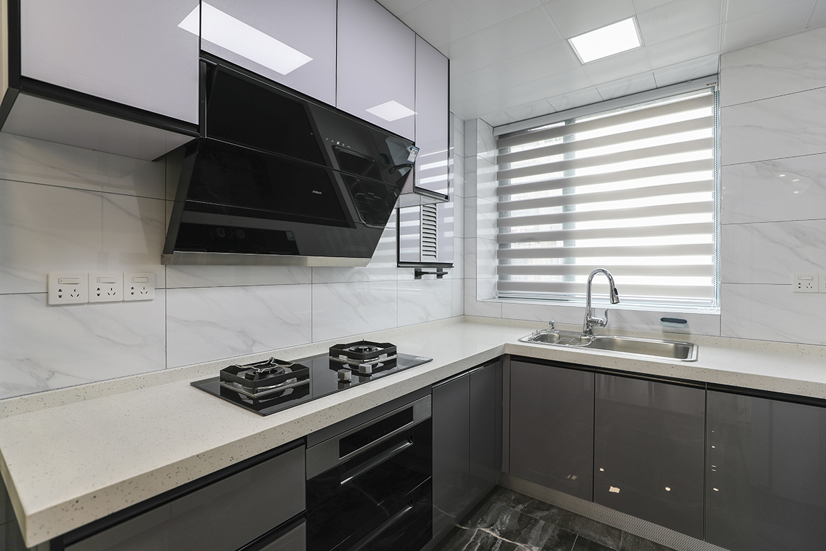 層次感極強的廚房，從地到頂依次變淺
