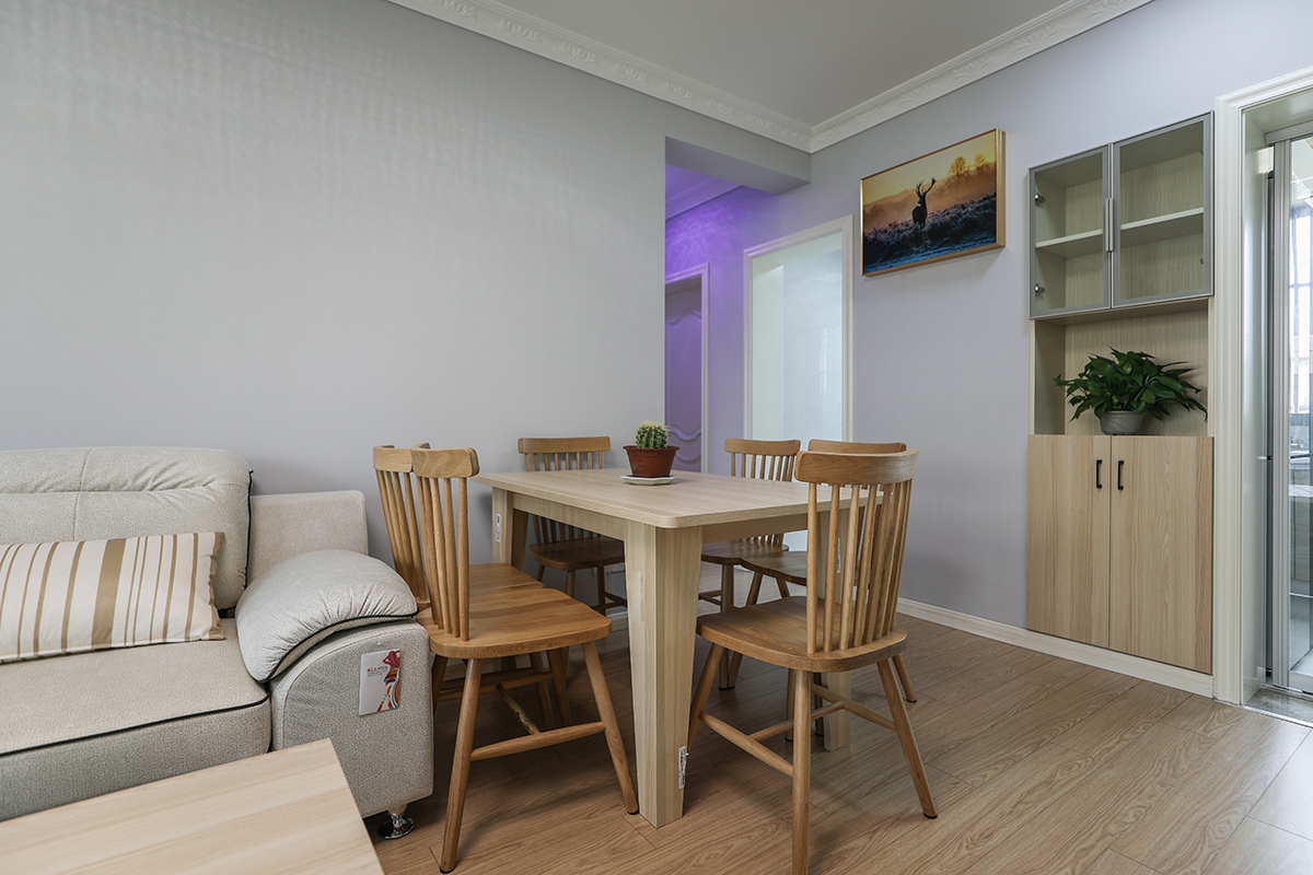 餐廳延續(xù)了客廳的設(shè)計(jì)風(fēng)格，讓整個(gè)空間顯得開(kāi)闊而明亮，利用每一寸空間，原先門(mén)洞處增加了餐邊柜，門(mén)板與餐廳桌椅相呼應(yīng)。上柜玻璃櫥窗，增加空間的延伸感同時(shí)起到裝飾作用。
