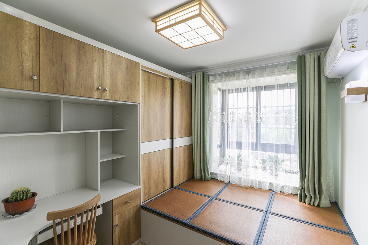 北面的書(shū)房，榻榻米書(shū)桌的組合，辦公之余都能有休閑的空間，會(huì)客休閑兩不誤。朋友偶爾的到訪增加了會(huì)客的空間。
