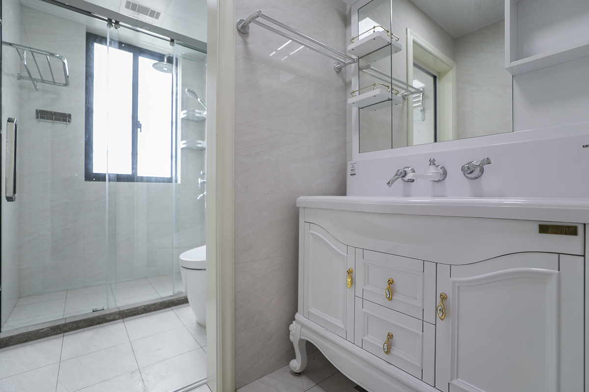 衛(wèi)生間干濕分離，方便日常的生活。衛(wèi)生間朝北，整體墻地磚都選用淺色偏暖的色調(diào)。簡(jiǎn)歐式的臺(tái)盆柜平凡中帶來(lái)一點(diǎn)靚麗的色彩。