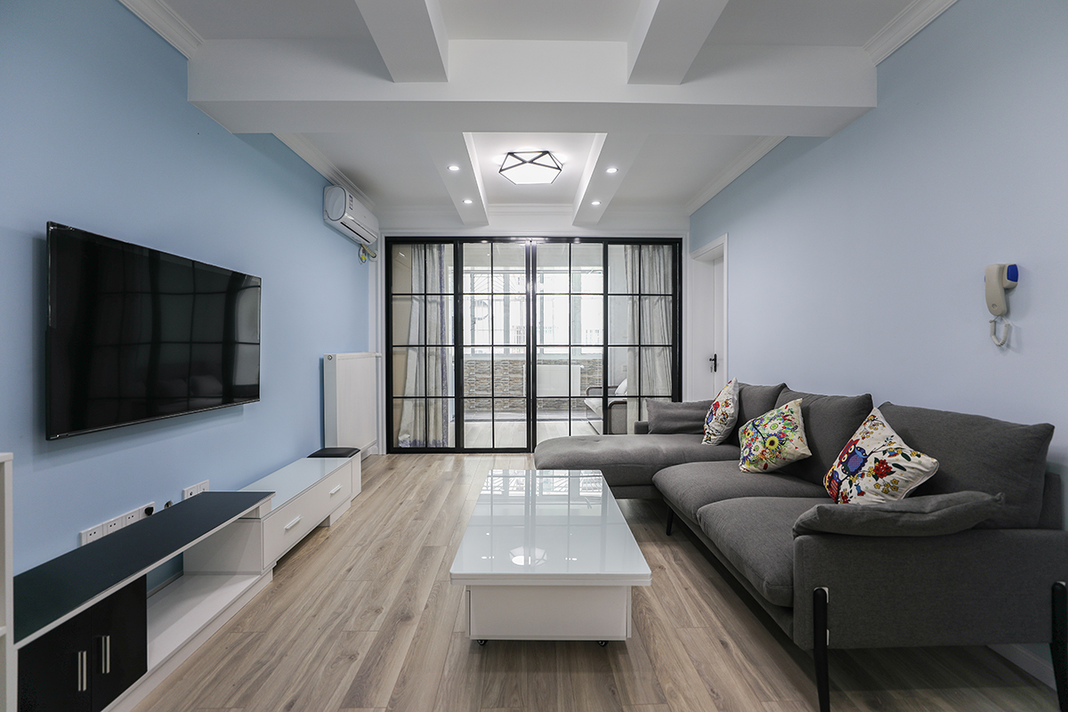 木地板是北歐風(fēng)格裝修中的最大特點(diǎn)，占據(jù)著它靈魂的位置，這種風(fēng)格主要以黑白搭配為主，給人一種簡(jiǎn)單干凈、動(dòng)力十足的感覺。在設(shè)計(jì)上結(jié)合了人與自然、社會(huì)還有環(huán)境，體現(xiàn)出了綠色環(huán)保的設(shè)計(jì)理念，并且也非常注重家具的功能設(shè)計(jì)，一切設(shè)計(jì)都以簡(jiǎn)化為主，大部分采用的是明快的中性色。
