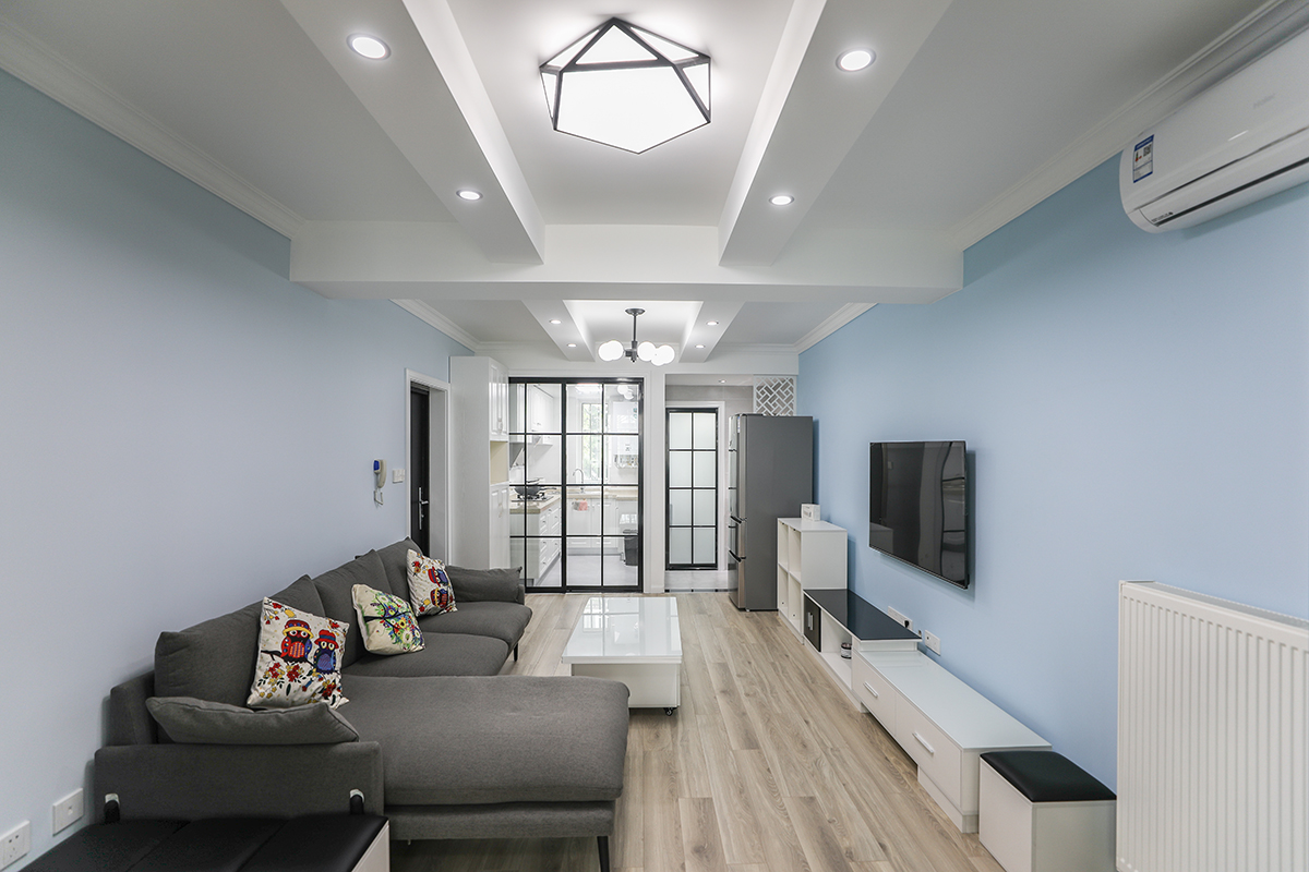 客廳對(duì)于家庭成員來(lái)說(shuō)，除了是多功能，多用途的空間，還是生活空間的中心。它的最佳位置是在餐廳旁邊，與私人空間分開。在設(shè)計(jì)時(shí)考慮了家庭成員的數(shù)量，訪客量和家族風(fēng)格，它通過(guò)擺設(shè)家具，建立了一個(gè)穩(wěn)定的區(qū)域，在所提供的空間里滿足需求。
