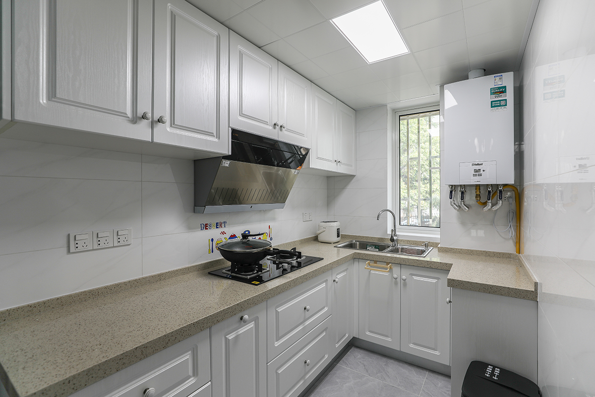 木地板是北歐風(fēng)格裝修中的最大特點(diǎn)，占據(jù)著它靈魂的位置，這種風(fēng)格主要以黑白搭配為主，給人一種簡(jiǎn)單干凈、動(dòng)力十足的感覺。在設(shè)計(jì)上結(jié)合了人與自然、社會(huì)還有環(huán)境，體現(xiàn)出了綠色環(huán)保的設(shè)計(jì)理念，并且也非常注重家具的功能設(shè)計(jì)，一切設(shè)計(jì)都以簡(jiǎn)化為主，大部分采用的是明快的中性色。
