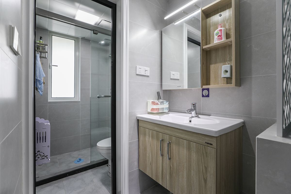 木地板是北歐風(fēng)格裝修中的最大特點(diǎn)，占據(jù)著它靈魂的位置，這種風(fēng)格主要以黑白搭配為主，給人一種簡(jiǎn)單干凈、動(dòng)力十足的感覺。在設(shè)計(jì)上結(jié)合了人與自然、社會(huì)還有環(huán)境，體現(xiàn)出了綠色環(huán)保的設(shè)計(jì)理念，并且也非常注重家具的功能設(shè)計(jì)，一切設(shè)計(jì)都以簡(jiǎn)化為主，大部分采用的是明快的中性色。
