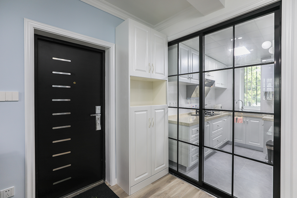 木地板是北歐風(fēng)格裝修中的最大特點(diǎn)，占據(jù)著它靈魂的位置，這種風(fēng)格主要以黑白搭配為主，給人一種簡(jiǎn)單干凈、動(dòng)力十足的感覺。在設(shè)計(jì)上結(jié)合了人與自然、社會(huì)還有環(huán)境，體現(xiàn)出了綠色環(huán)保的設(shè)計(jì)理念，并且也非常注重家具的功能設(shè)計(jì)，一切設(shè)計(jì)都以簡(jiǎn)化為主，大部分采用的是明快的中性色。