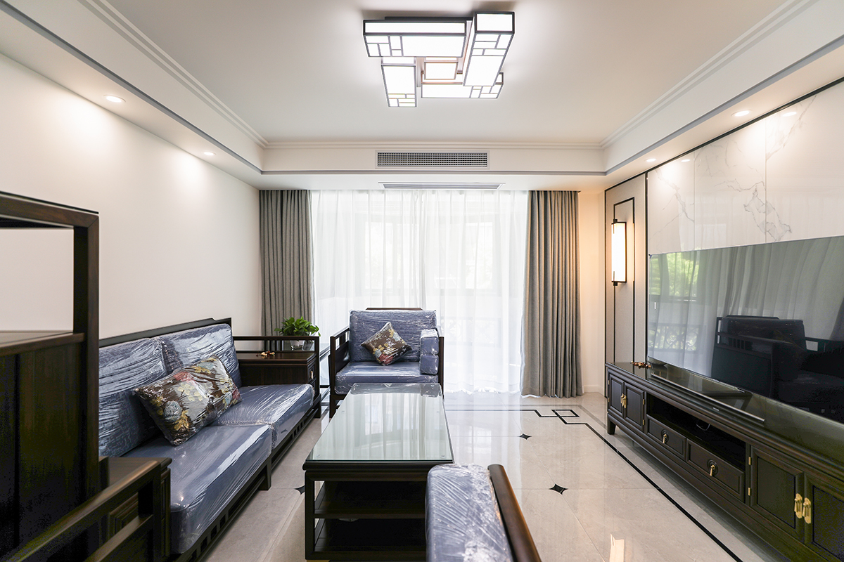 家具采用方開中式深色實木家具，和電視背景的方形造型以及方形壁燈相呼應，造型上凸現了新中式風格的大氣尊貴和時尚經典。詮釋了新中式風格的雍容華貴。
