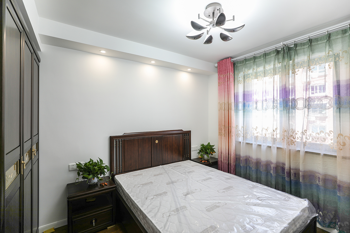 客臥是接待親朋好友休息的場所，裝修風格和顏色搭配上和主臥一致，體現主人無微不至和體貼入微的待客之道，讓親朋好友感受到賓至如歸的感覺，紅色窗簾一下子把整個空間活躍起來了。
