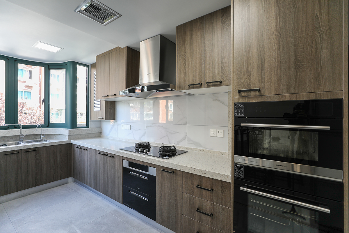 該套房子廚房空間很大，蒸箱、烤箱等廚房電器一應俱全，能滿足主人對各種美食的制作需求。顏色要簡潔明快，材質要干凈和好打理，白色的吊頂、白色帶紋理的墻磚相呼應，黃色的櫥柜門板。給人干凈、清爽、大氣華貴的感覺。
